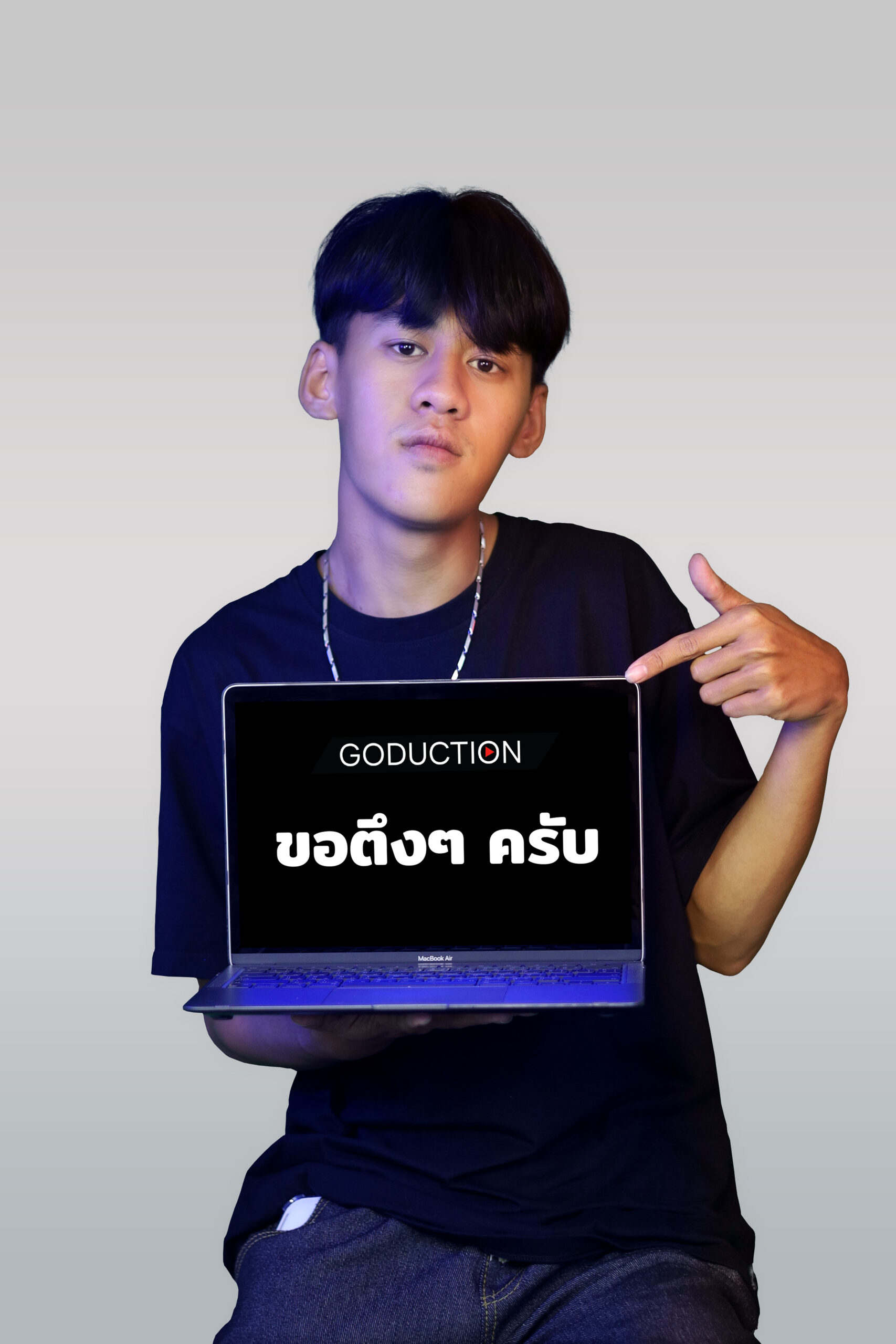 “เทคนิคการถ่ายทำโฆษณาที่โดดเด่น: การใช้แสง, มุมกล้อง, และการออกแบบฉาก”